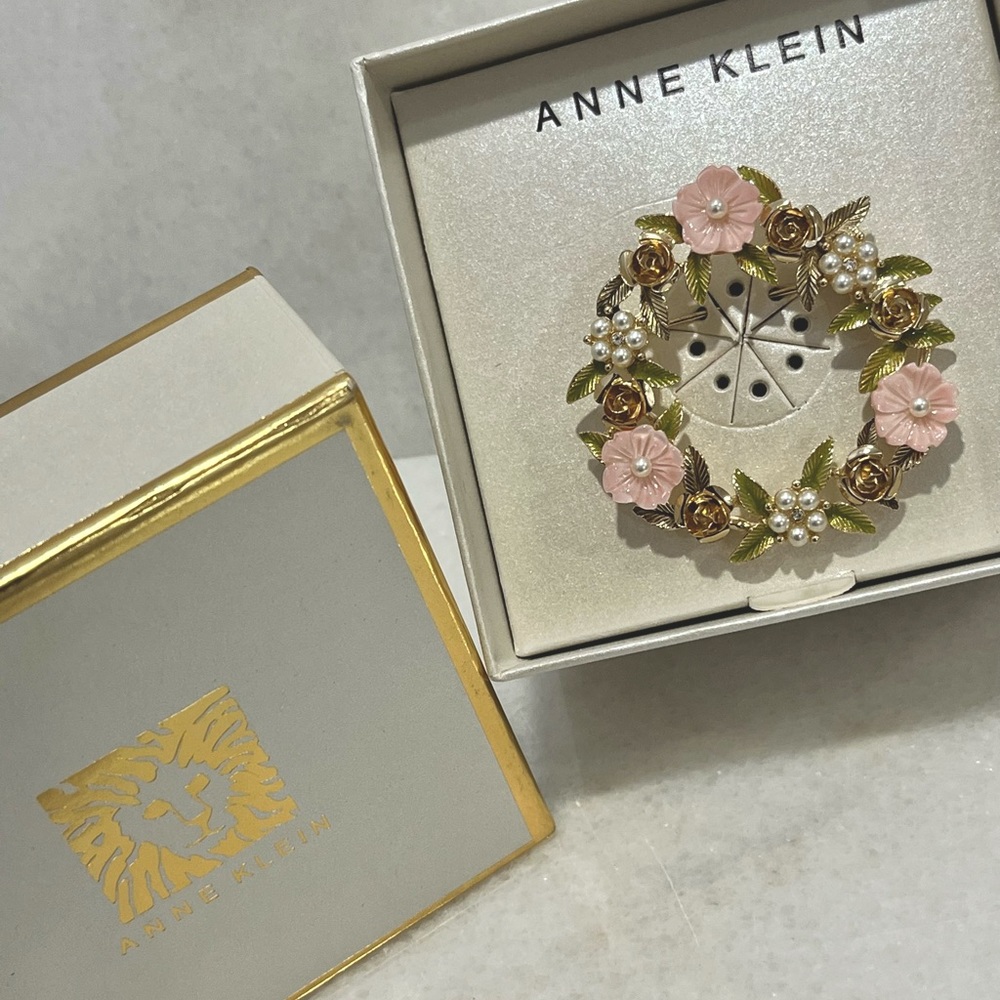 Vintage Anne Klein Gold-Tone Crystal & Faux Pearl Flower Wreath Pin Brooch NOS